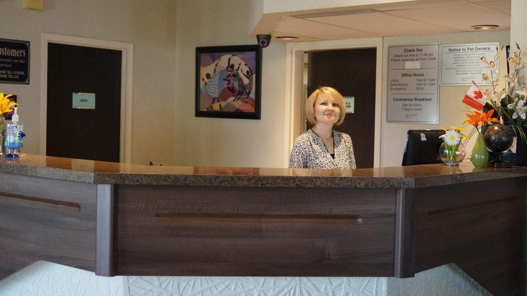 Bay Hill Inns & Suites Neepawa ภายนอก รูปภาพ