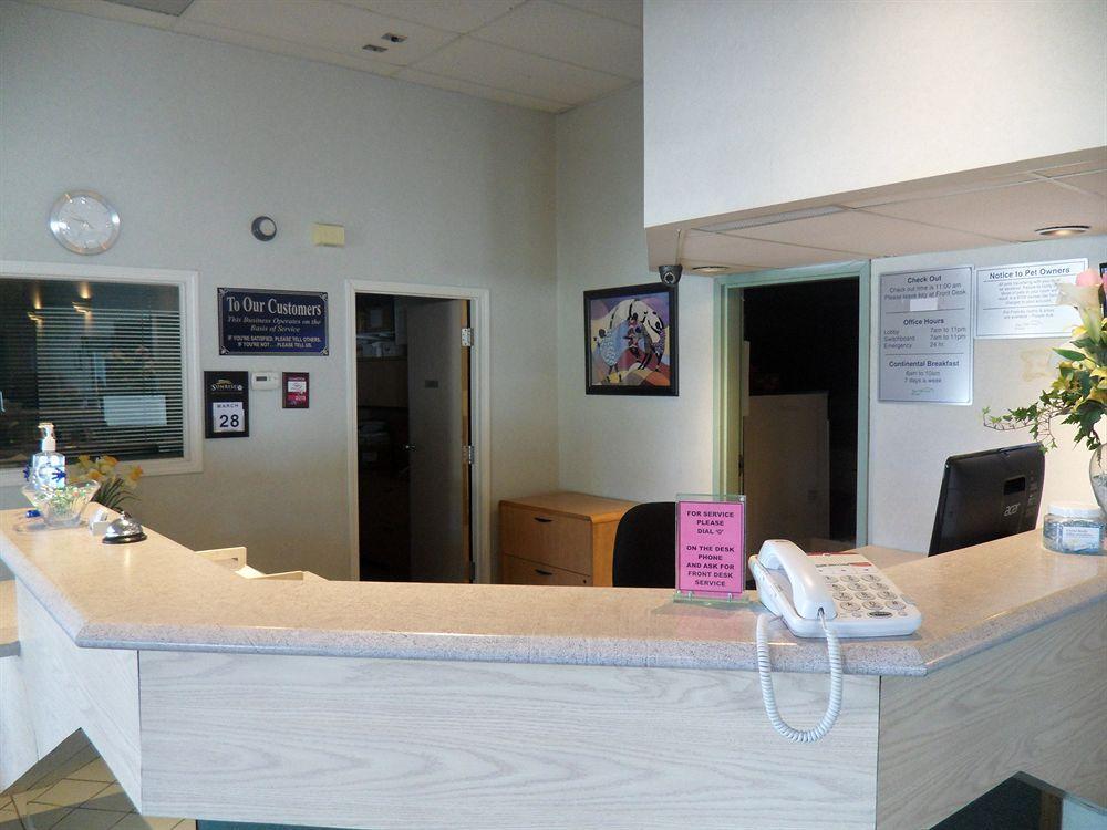 Bay Hill Inns & Suites Neepawa ภายนอก รูปภาพ