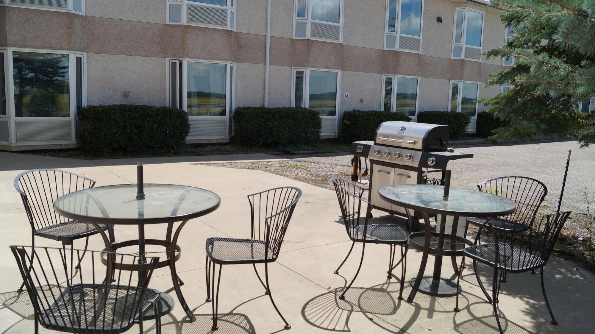 Bay Hill Inns & Suites Neepawa ภายนอก รูปภาพ