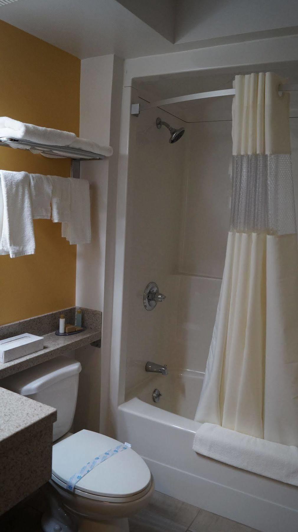 Bay Hill Inns & Suites Neepawa ภายนอก รูปภาพ