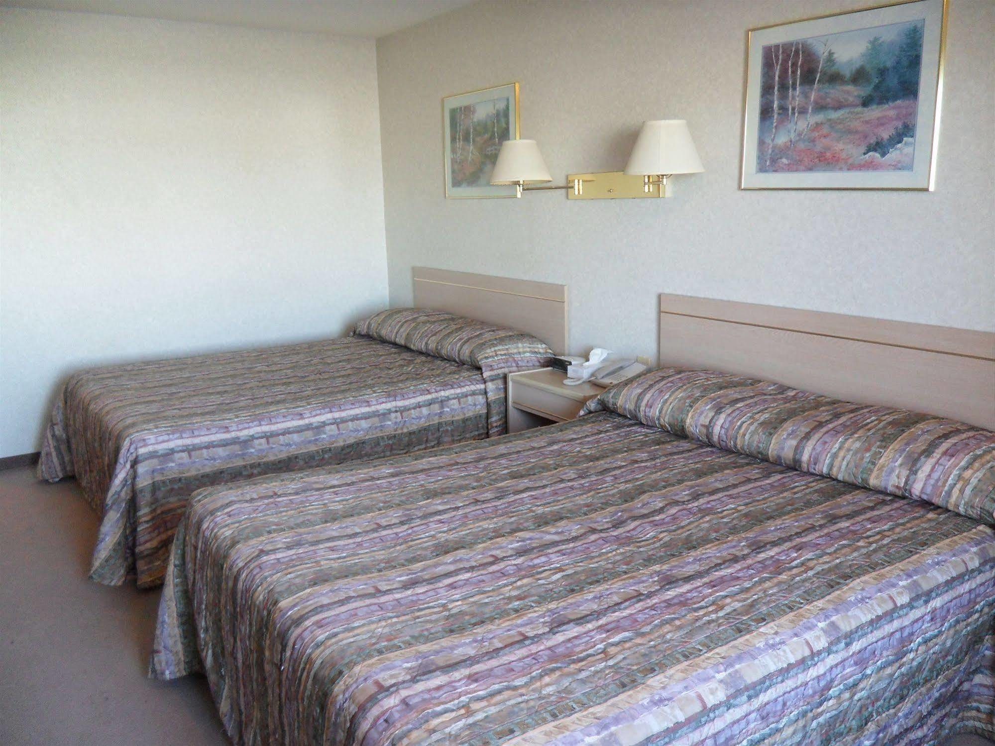 Bay Hill Inns & Suites Neepawa ภายนอก รูปภาพ