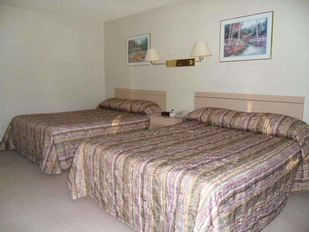 Bay Hill Inns & Suites Neepawa ภายนอก รูปภาพ