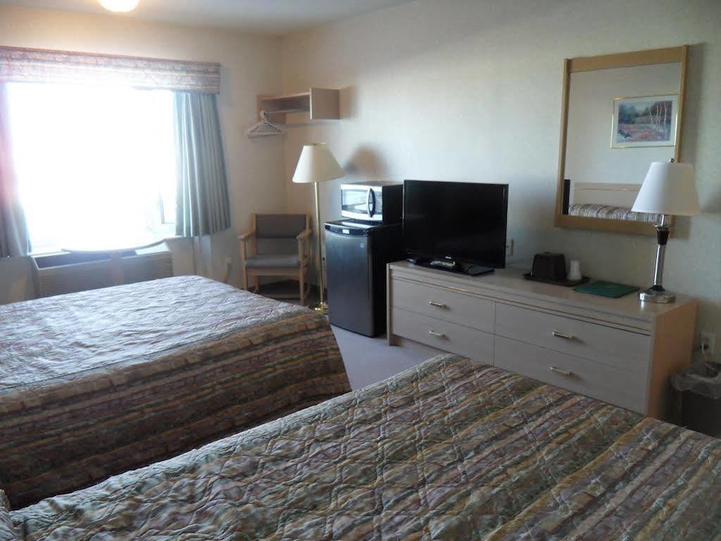Bay Hill Inns & Suites Neepawa ภายนอก รูปภาพ