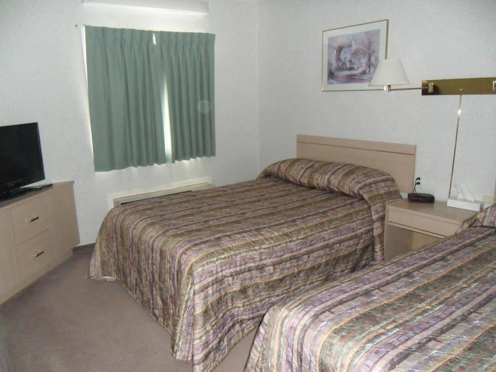 Bay Hill Inns & Suites Neepawa ภายนอก รูปภาพ