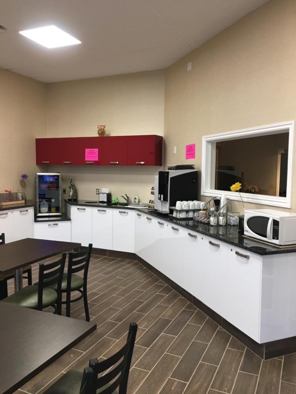 Bay Hill Inns & Suites Neepawa ภายนอก รูปภาพ