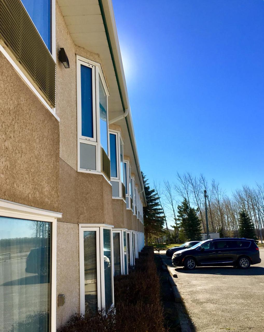 Bay Hill Inns & Suites Neepawa ภายนอก รูปภาพ